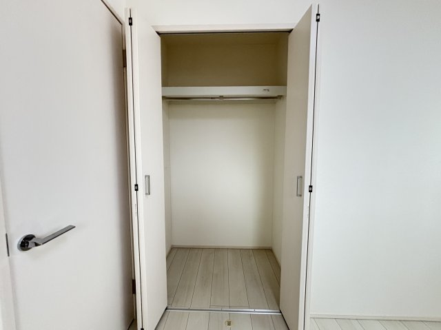 こちらのクローゼットは奥行きがしっかり確保されており、衣類はもちろん、季節用品や日用品のストックなども整理して収納できます。ハンガーパイプ付きのため、スーツやコートなどもシワを気にせず保管可能。