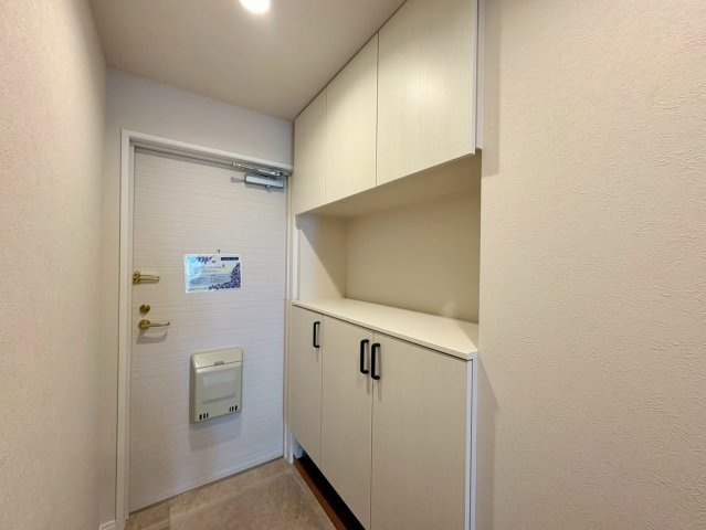 開放的な吹き抜けが心地よいエントランスロビー。ホテルのような雰囲気が漂う空間です。