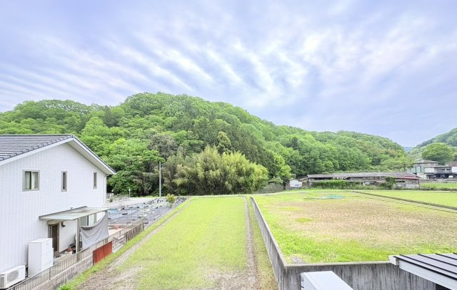 緑豊かな山々やのどかな田園風景を望むことができ、四季の移ろいを身近に感じられる贅沢な眺望が広がります。周囲に高い建物が少なく開放感があり、朝のひとときや休日のリラックスタイムにも最適な心地よい空間。