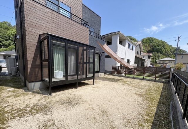 広々とした庭スペースは、ガーデニングや家庭菜園、お子様の遊び場など多目的に活用できるゆとりのある空間です。サンルームも設置されており、天候を気にせず洗濯物を干せるのも魅力となっております。