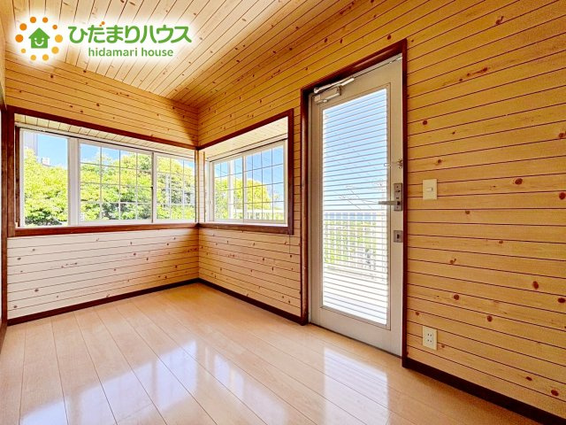 洗練された空間にやわらかい光が差し込み、お気に入りの家具や小物が映えます。