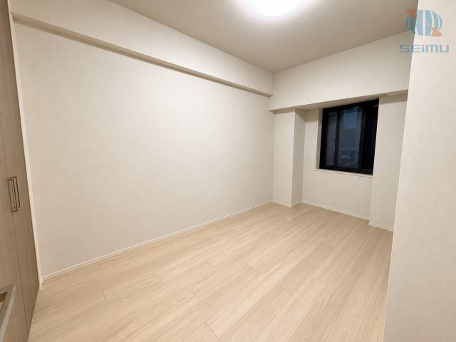 【洋室】約6帖の洋室。WIC付きで衣類や荷物をたっぷり収納でき、お部屋を広々使えます◎