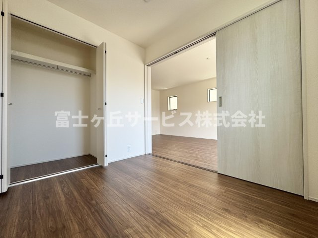 リビングの隣にある洋室です