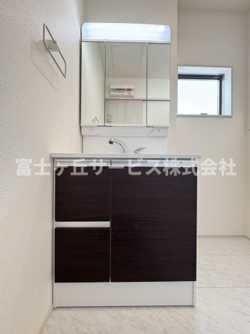 朝の身支度に便利な独立洗面台です