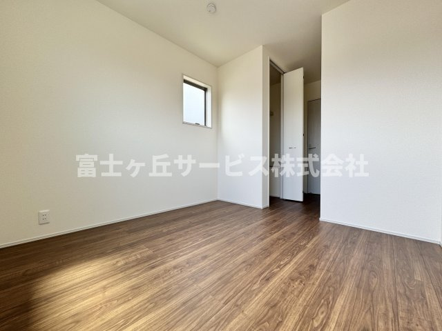 バルコニーに面した洋室です
