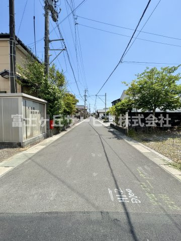 前面道路含む現地写真です