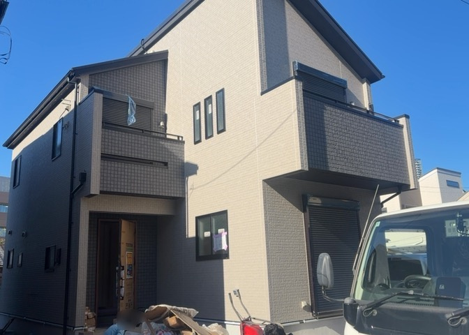 敷地面積112.66平米、木造2階建ての新築一戸建てです。南側道路に面した整形地で日当たりに恵まれた閑静な住宅街に位置します。長期優良住宅の認定を受けており、末永く安心して暮らせる住まいです。