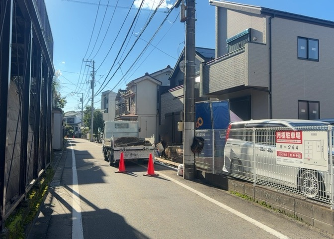 南側にある幅員約4.0ｍの公道に面した現地です。京王高尾線京王片倉駅まで徒歩10分、JR八王子駅まで徒歩13分と2沿線利用可能な好立地です。車の出し入れや周辺の交通量も併せて現地でぜひご確認ください。
