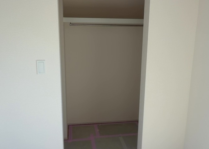 お洋服やスーツケース、季節物の大きな荷物もまとめて整理できるウォークインクロゼットです。服を探しやすく出し入れもスムーズなため、毎朝の身支度や衣替えが格段にラクになる便利な収納スペースです。
