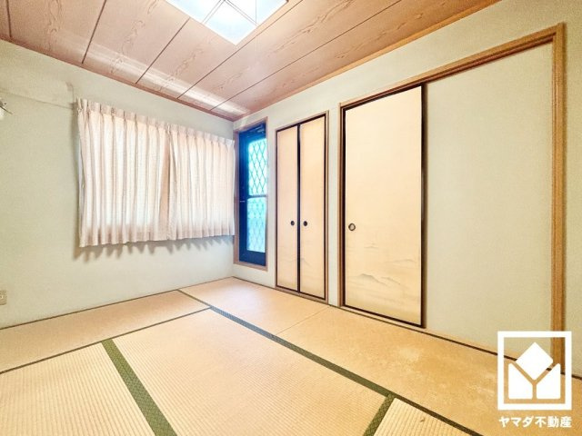 約6帖の2階和室です。バルコニーにつながるテラスドアの設置されたお部屋で、通風・陽当たり良好。