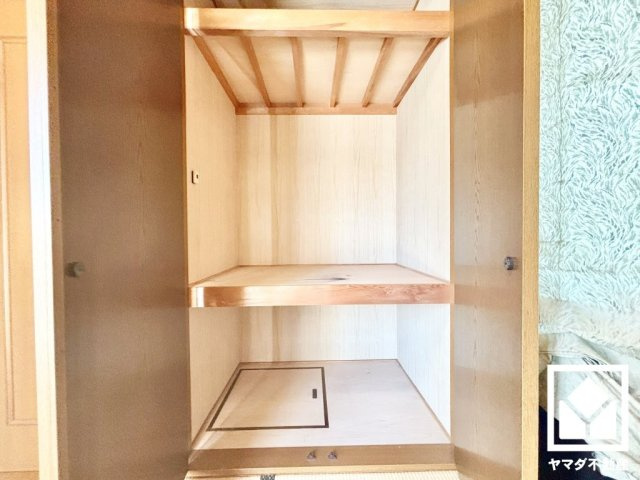 大きな押入れなので整理整頓しやすいです。季節の衣類や寝具などもすっきり片付きます。