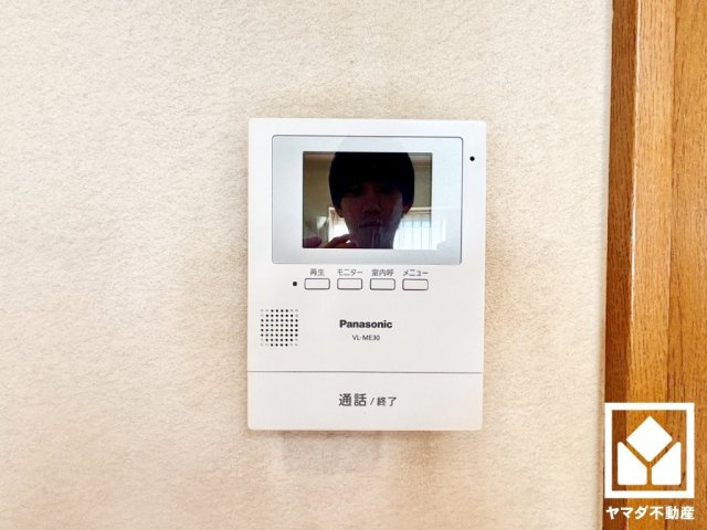 突然の来訪時にも防犯面で心強いモニター付きインターホンを設置。お留守番中のお子様も、室内からスムーズに相手の確認ができます。
