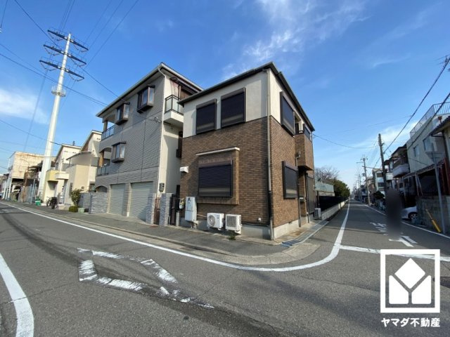 開放感のある南西角地で、陽当たり・風通しの良い立地です。