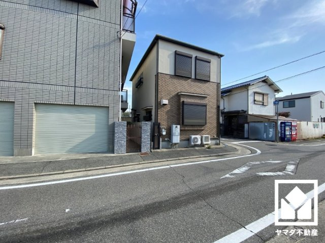 敷地内に駐車スペースはございませんが、近隣に月極駐車場がございます。詳細は弊社スタッフまでお気軽にお問い合わせください。