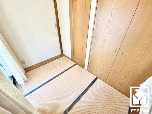 約3帖の1階和室です。客間にも、ワークスペースにも、家族のくつろぎ空間にも。暮らしに寄り添う、自由に使える和室。