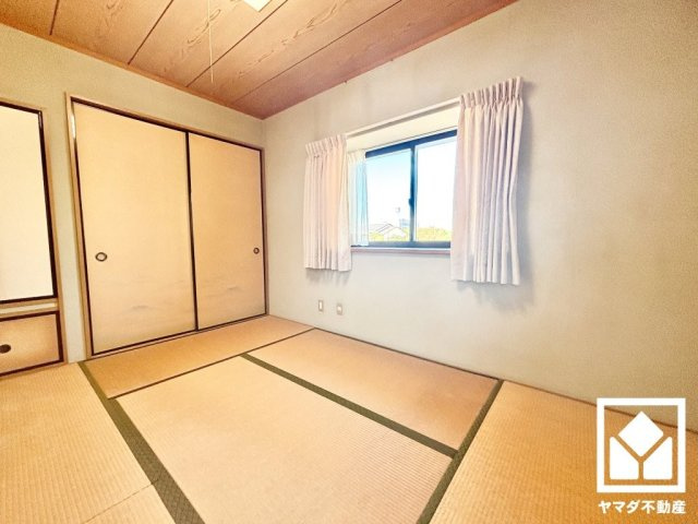 約6帖の2階和室です。和の趣と現代の快適さを兼ね備えた空間。開放的にも、落ち着いたプライベート空間にもなる和室の魅力をぜひ。