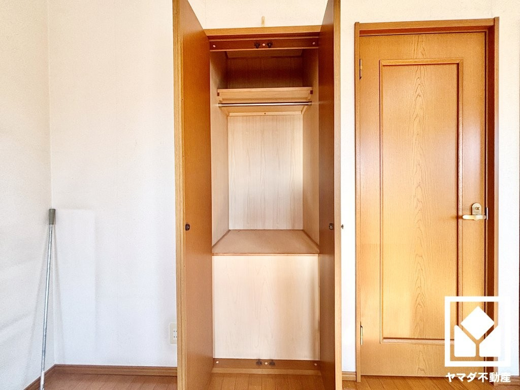 新たに家具を買わなくても良いので、ハンガーパイプ付きのクローゼットは嬉しいですね。奥行きがあるので、収納力も申し分ありません。