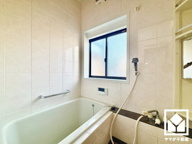 1日の疲れを癒す浴室でゆったりリフレッシュ。間取り図には記載されておりませんが、小窓が設置されているため明るく、こもりがちな湿気もすぐ取り除くことができます。