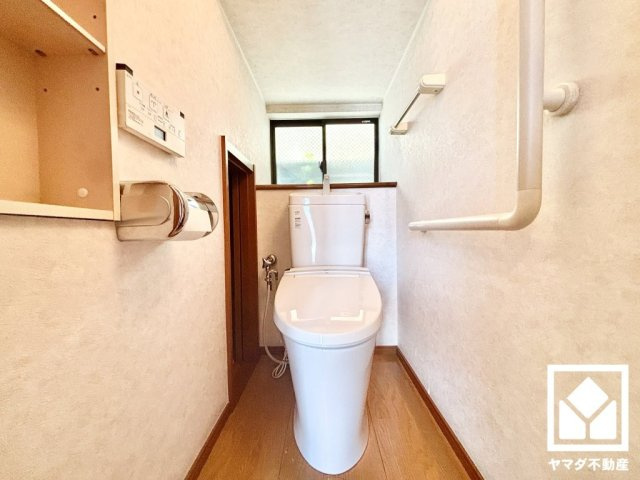 明るく清潔感溢れるトイレです。温水洗浄便座付きで、季節を問わずいつでも温かい便座をお使いいただけます。トイレットペーパーのストックや消耗品置き場などとしてお使いいただける階段下収納や棚がございます。