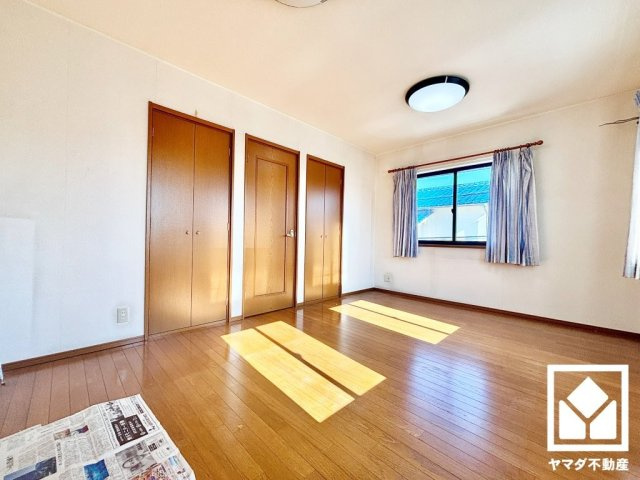 約8.7帖の2階洋室です。全居室2面採光。明るい陽光がたっぷり差し込む心地よい生活空間です。