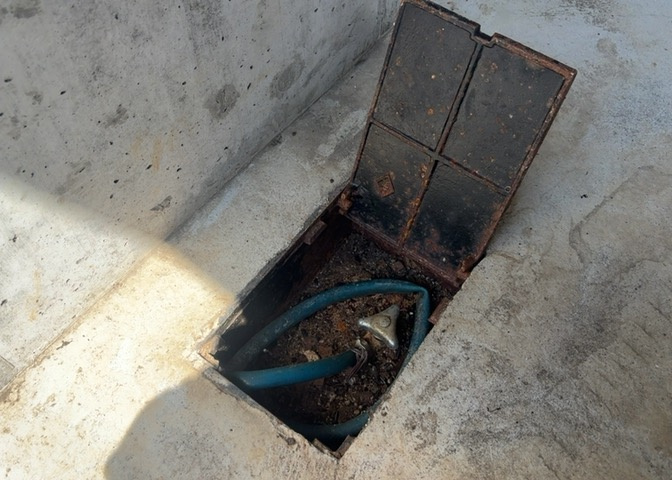 敷地内に散水栓や立水栓があると便利です。水道水を直接利用できるため、水を運ぶ手間を省くことが出来ます。大量の水を必要とする洗車作業や清掃などに役立ちます。その他設備とあわせて、現地でご確認ください。