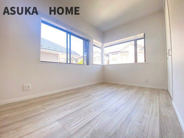 2面採光で明るいお部屋です。自分だけの空間でのんびり趣味の時間を楽しめますね。