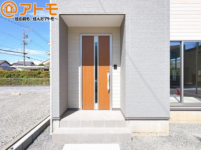 落ち着いた色合いの玄関はダブルロックで防犯性に優れた仕様になっています♪
