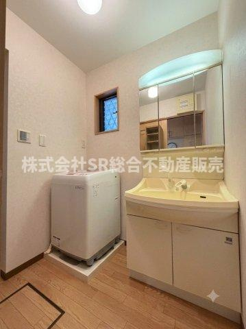 室内洗濯機置場もあり、脱いだ衣服をそのまま洗濯機へ。使いやすい脱衣場です！（室内写真は加工により小物等を消しています。）