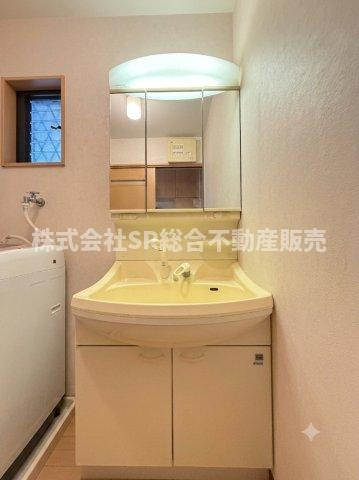 独立洗面台、鏡裏に小物を置くことができて便利です（室内写真は加工により小物等を消しています。）