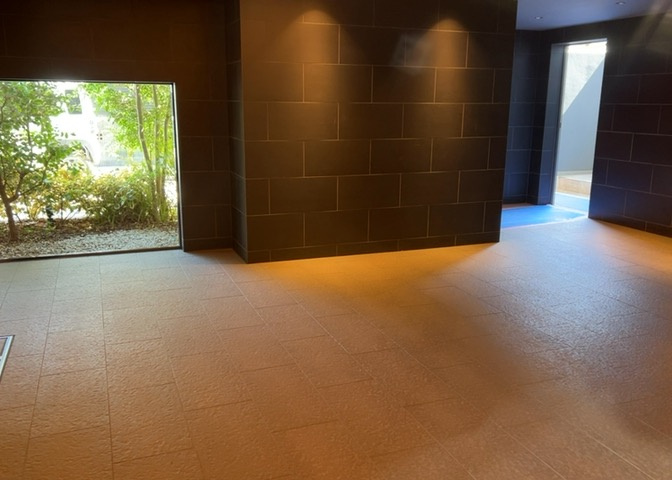 共用部分は、一棟の建物に住む区分所有者全員が共同で所有するとし、共用部分の管理、補修などは、区分所有者で形成される管理組合が行います。個人の判断で勝手に変更することはできませんので覚えておきましょう。