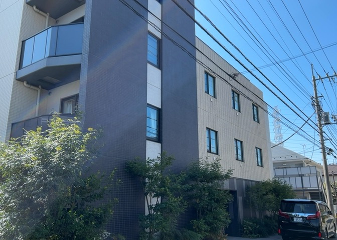 道幅が広い場所は日当たりや風通が良好です。幅が広いのですれ違いも可能ですし大きな車でも駐車可能！一方で、大型車が通ることも多くなるため交通量の増加により騒音に繋がります。また土地の値段が高くなります。