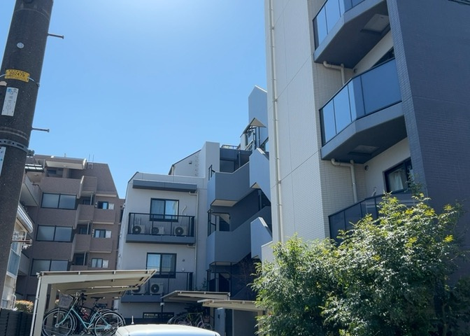 ＳＲＣ造は強度や耐震性の面でもRC造と比べて優れています。そのため、10階建以上の高層または超高層マンションなどの建築にも多く採用されています。柱や梁などのサイズが小さくても高い耐震性を確保できます。