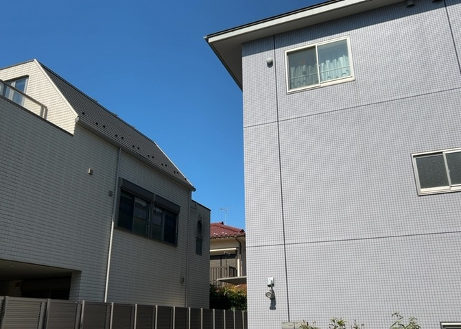 眺望を気にして物件を探す場合、前面に建物が建っていないか現地で確認しましょう！前面に建物があると景色はもちろん、日当たりや風通しにも影響が出てきます。住んだ時のことを想像しながら現地見学をしましょう。