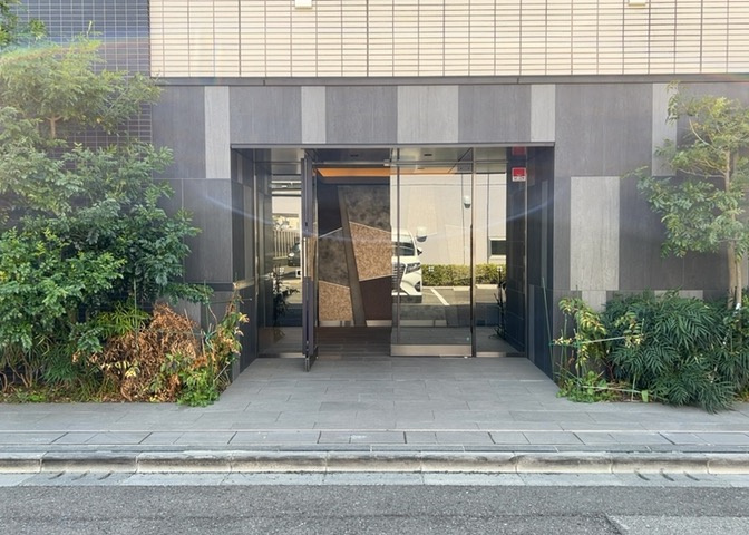 玄関は家の顔でもあり、家族以外の目にも止まる場所です。玄関は外との間を仕切る扉、靴などをしまっておく収納スペース、靴脱ぎのたたきスペース、来客とのやり取りをするドアホンなど複数のアイテムからなります。