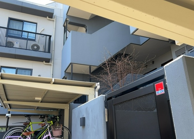 共用部分は、一棟の建物に住む区分所有者全員が共同で所有するとし、共用部分の管理、補修などは、区分所有者で形成される管理組合が行います。個人の判断で勝手に変更することはできませんので覚えておきましょう。