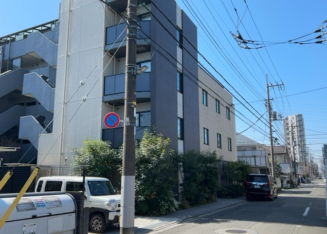 外観はマンション管理がされているかの目安になります。築年数が古いと、壁面は劣化してひび割れが生じることも！建物が古びていても細かいところが修繕されていると、きちんと管理されているなぁと感じるでしょう。