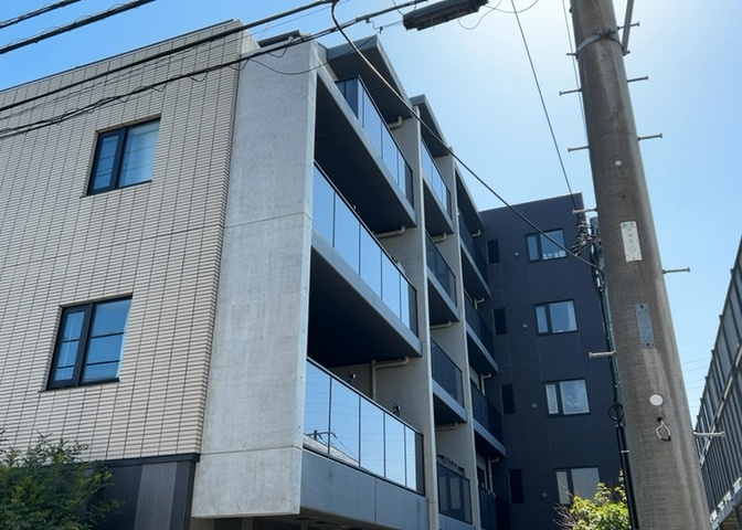 一般的なバルコニーは、奥行1.5ｍ程ですが、ワイルドバルコニーは2ｍまで広がっています。そのため洗濯物の間隔をあけ干すことができ、乾きやすいというメリットや、ガーデニングが楽しめる等の特徴があります。