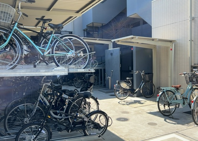 車一台あたりに必要なスペースは、標準サイズの普通自動車で横幅2m50cm、長さ5mは必要になります。ただし、乗降のことも考慮して横幅3m30cm、長さ5m50cmほどは確保できるところを選びましょう。