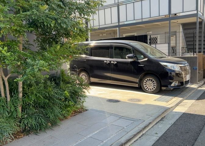 駐車場と明記されていても、最小スペースでつくられた駐車場だと大型車は駐車できなかったり、出入りしにくくなったりする可能性があります。お車のサイズと購入したい物件の駐車場のサイズを現地で確認しましょう。