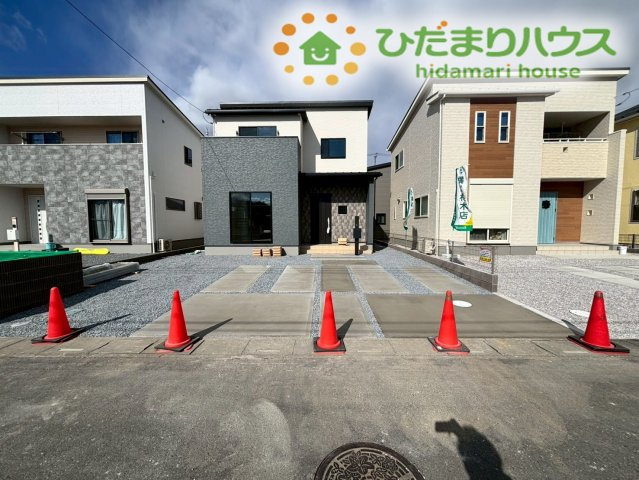 敷地内にはお車を2台並列でゆったりと駐車できる、広いカースペースがございます！前面に十分なスペースが確保されているため、朝の忙しい時間帯の出庫や、大きなお買い物の荷物下ろしも快適に行えます！