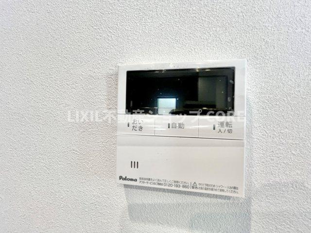 お風呂はボタンひとつで一定量の湯を浴槽に張ったり、保温や追い焚きをすることができる便利な機能付　