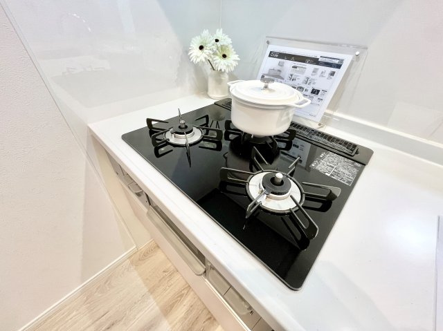三口コンロで、お料理の効率もアップ！使い勝手の良さを考えました。お洒落なシステムキッチンです。