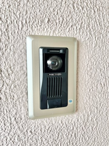 来訪者の顔が見えるTVインターホン付き。