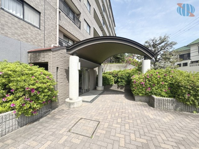 【エントランス入口】玄関外には緑があふれ、心地よい空間が広がります。