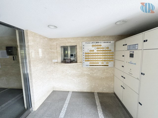 【宅配ボックス】宅配ボックスを完備し、不在時の荷物受け取りにも便利。日中は管理人常駐で安心です◎