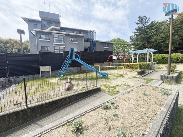 【敷地内公園】マンション敷地内に公園を完備。小さなお子様のいるご家庭にも嬉しい住環境です。