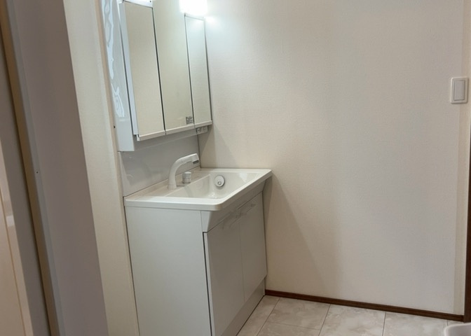 洗面化粧台では顔を洗ったり、身だしなみを整えることが本来の使い方ですが、用途によっては洗面化粧台に求められる機能が違ってくるため、ご自身や家族のライフスタイルに合ったものを選ぶことをおすすめ致します。