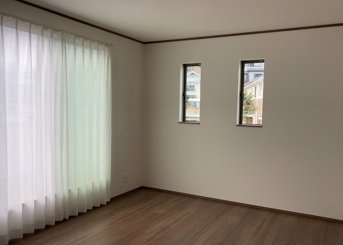 洋室のメリットは重い家具が置きやすく、身の回りが整理しやすいことです。　床がフローリングのため畳とは異なり凹みにくいです。　クローゼットなど収納が豊富で、普段使わない旅行カバンや服の整頓も簡単にです。