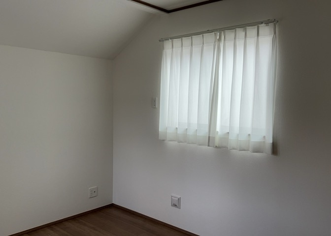 寝室でゆっくりと過ごすためにはベッド周りの適度な空間を担保することや窓の位置、照明の明るさ、寝室の広さなどを考える必要があります。自身や家族の構成とライフスタイルに併せて寝室にする部屋を選びましょう！