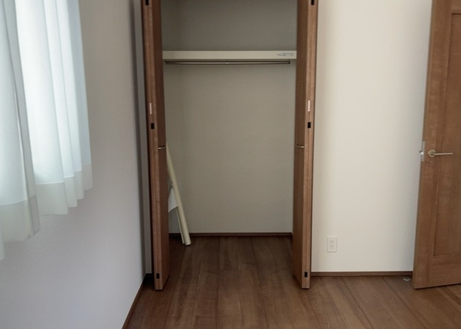 デザイン性を重視しすぎて収納が少なかった！なんてことにならないため、事前に現地で収納の数を確認しておくことをお勧めします。クローゼット以外にも床下収納や屋根裏収納、パントリーなどもチェックしましょう。